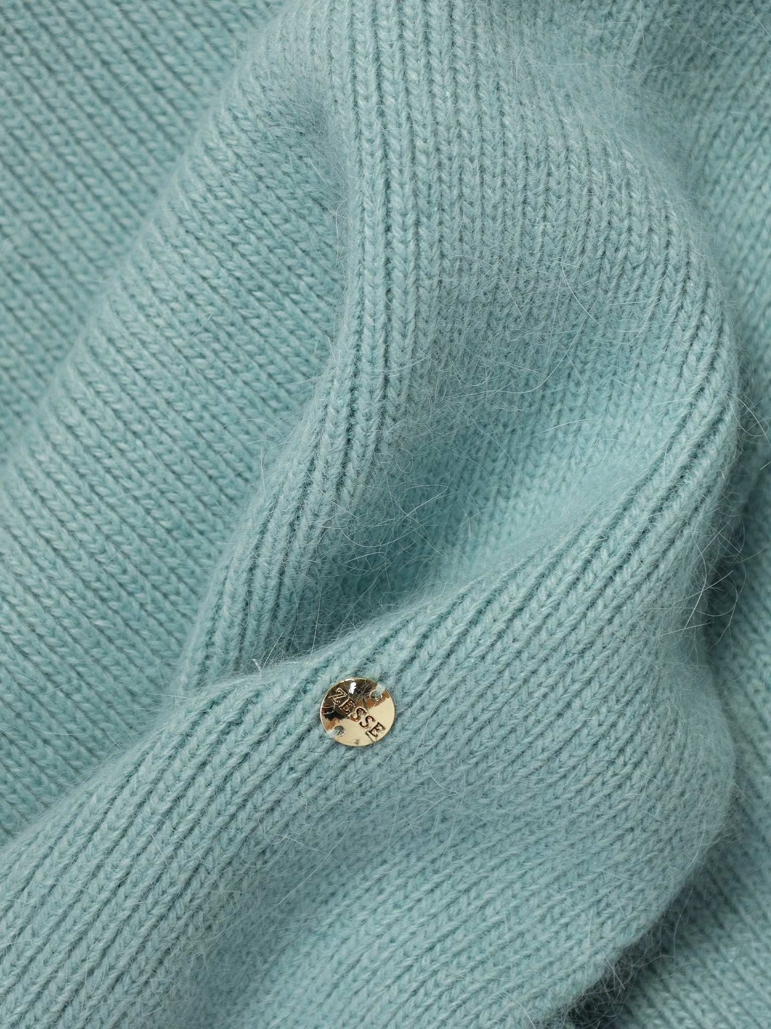 Шарф с декоративной нашивкой в ассортименте